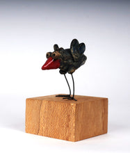 Afbeelding in Gallery-weergave laden, Keramieken geluksvogel op houten sokkel met kromme pootjes