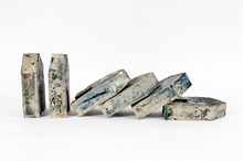 Afbeelding in Gallery-weergave laden, Huisje Beige Blauw Handgemaakt Keramiek - 3,5 × 7,5 × 14 cm