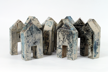 Afbeelding in Gallery-weergave laden, Huisje Beige Blauw Handgemaakt Keramiek - 3,5 × 7,5 × 14 cm