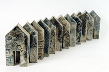 Afbeelding in Gallery-weergave laden, Huisje Beige Blauw Handgemaakt Keramiek - 3,5 × 7,5 × 14 cm