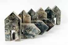 Afbeelding in Gallery-weergave laden, Huisje Beige Blauw Handgemaakt Keramiek - 3,5 × 7,5 × 14 cm