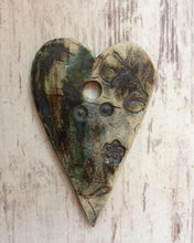 Afbeelding in Gallery-weergave laden, Hartje voor aan de muur Handgemaakt Keramiek - 10 x 1 x 14 cm