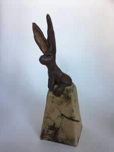 Bruin haasje van paperclay op blok