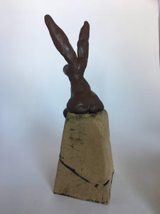 Beeld Haasje op voet Bruin Handgemaakt Paperclay - 8,5 x 12 x 27 cm