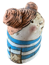 Afbeelding in Gallery-weergave laden, Beeld “Vrouwtje met knotjes” Blauw-Wit Handgemaakt Paperclay - 12 x 13 x 12 cm
