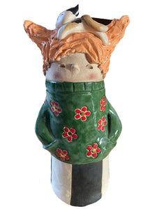 Beeld “Vrouwtje met groene trui, rode bloemen en kat" Handgemaakt Keramiek - 11 x 10 x 25 cm