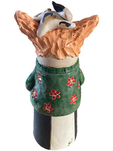 Beeld “Vrouwtje met groene trui, rode bloemen en kat" Handgemaakt Keramiek - 11 x 10 x 25 cm