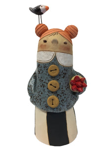 Beeld “Vrouwtje met knotjes, een vogel en tulpen” Handgemaakt Keramiek - 11 x 10 x 26 cm