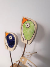 Afbeelding in Gallery-weergave laden, Beeldje &quot;Happy together&quot; vogels op houten sokkel Handgevormd Keramiek - 21 x 7 cm
