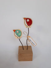 Afbeelding in Gallery-weergave laden, Beeldje &quot;Happy together&quot; vogels op houten sokkel Handgevormd Keramiek - 21 x 7 cm
