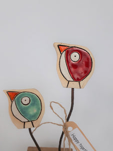 Beeldje "Happy together" vogels op houten sokkel Handgevormd Keramiek - 21 x 7 cm