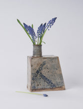 Afbeelding in Gallery-weergave laden, Unieke Bloemenvaas Crème &amp; Blauw Handgemaakt Keramiek - 15 × 6,5 × 19 cm
