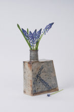 Afbeelding in Gallery-weergave laden, Unieke Bloemenvaas Crème &amp; Blauw Handgemaakt Keramiek - 15 × 6,5 × 19 cm
