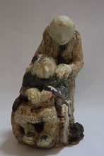 Afbeelding in Gallery-weergave laden, Uniek beeld Man en Vrouw Echtpaar Handgemaakt Keramiek - Binnen/buiten - Beige 15 x 20 x 28 cm

