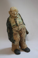 Afbeelding in Gallery-weergave laden, Beeld keramiek oude man met vest
