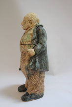 Afbeelding in Gallery-weergave laden, Uniek beeld Oude man &quot;Bertus&quot; Handgemaakt Keramiek - Beige 15 x 15 x 45 cm
