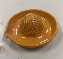 Afbeelding in Gallery-weergave laden, Citruspers wit, bruin en lemon green gespikkeld. Handgedraaid Keramiek - 12 x 12 x 6,5 cm (na te bestellen)
