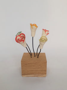 Beeld Boeketje bloemen op houten sokkel Handgevormd Papierklei - 14 x 7 cm